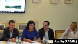 "Кырымнан Себергә кадәр: Урта гасырдагы тарихи-мәдәни мирасны саклау һәм популярлаштыру" сөйләшүендә катнашучылар Денис Маслюженко (с), Зәйтүнә Тычинских, Гуливер Алтын, Ринат Насыйров 