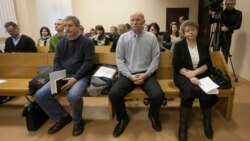 Анэстэзіёляг Аляксандар Шураў, галоўны інжынэр Вадзім Ліхута і гендырэктарка «Экамэдсэрвіса» Галіна Валжанкіна на судзе