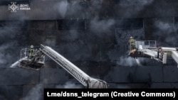 Рятувальники ліквідують наслідки російської атаки, Київ, 25 жовтня 2025 року