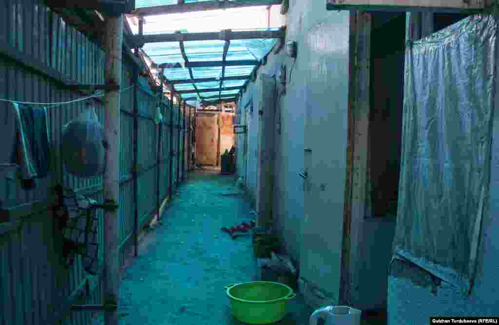 Төкөлдөш жаңы конушу.&nbsp;Жуунуучу жай айрым короолордо жок болгондуктан, жашоочулар жумасына бир жолу, 60 сомдон 100 сомго чейин төлөп, мончого түшөт.&nbsp;