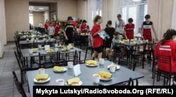 В один із днів юні відпочивальники могли ласувати ананасами