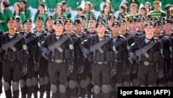 Участники военного парада в честь 27-й годовщины государственной независимости Туркменистана, Ашхабад, 27 сентября, 2018 год.  