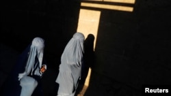 زنان افغان با چادری 