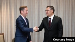 Кыргызстандын президенти Садыр Жапаров жана АКШ президентинин Түштүк жана Борбор Азия боюнча атайын өкүлү Сержио Гор. 