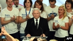 Ярослаў Качыньскі, лідэр Права і справядлівасьці, выступае з прамовай пасьля выйграных парлямэнцкіх выбараў, 25 кастрычніка 2015