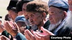 “Polisiýa çagyrylyp sakgallaryny syrmaga mejbur edilen adamlaryň ählisi musulmanlardy” diýip, ýene bir adam aýtdy.