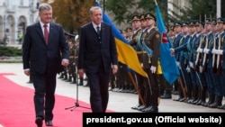 Президенти України і Туреччини, Петро Порошенко і Реджеп Тайїп Ердоган (праворуч). Київ, 9 жовтня 2017 року
