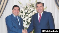 Täjigistanyň prezidenti Imamali Rahmon (sagda) we Türkmenistanyň prezidenti Gurbanguly Berdimuhamedow Aşgabatda, 9-njy oktýabr, 2009 ý.