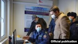 Артем Новиков чек ара өткөрмө бекеттерин кыдыруу учурунда.