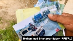 یکی از عساکر اردوی ملی افغانستان تصویری از خاطرات فعالیت های گذشته خود را روی دست گرفته است 