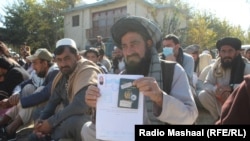 تصویر آرشیف: شماری از متقاضیان پاسپورت که میگویند از انتظار زیاد خسته شده اند. 