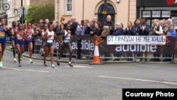 Баннер с надписью: "От правды не убежишь" — вдоль маршрута Лондонского марафона. 28 апреля 2019 года.  