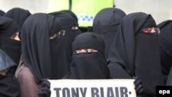 В Англию переселяются отнюдь не только мусульмане, так что рисовать апокалиптические картины явно преждевременно. Демонстрация исламской общественности у резиденции премьера 15 июня с.г.