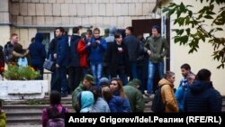 Эвакуация студенческого общежития в Казани после анонимного звонка о заложенной бомбе