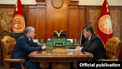 Президент Алмазбек Атамбаев менен премьер Сооронбай Жээнбеков. 