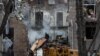 Рятувальники працюють на місці житлового будинку, який постраждав від російського ракетного удару у Кривому Розі, 11 листопада 2024 року