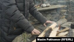 Перед молебном необходимо дважды обойти тагылы и прикоснуться к ним линиями ладоней