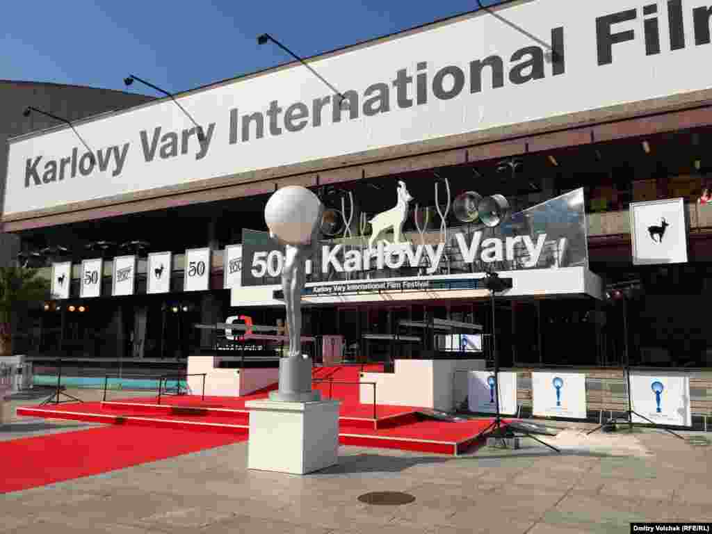 Безлюдный фестивальный центр ранним утром