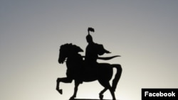 Бишкек шаарындагы Манастын эстелиги.