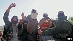 Пакистан -- Талиптер Бунер районунан кетип жатышат.