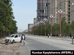 Мэрия Айтматов проспектиндеги бул жолду алты тилкелүү кылып кеңейтип, жарыгын жаңыртып жатат.