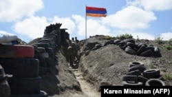 Հայաստանի ԶՈՒ զինծառայողները մարտական հենակետում, արխիվ