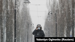 Адистер илдетти жуктуруп албоо үчүн эл көп чогулган жерлерде беткап кийүүнү кеңеш беришет. 