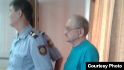 Подсудимый правозащитник и журналист Александр Харламов (справа) в зале суда.  Восточно-Казахстанская область, 2 августа 2013 года. 