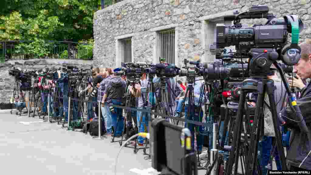 Після прибуття українців на батьківщину пройшов брифінг президента України Петра Порошенка і звільнених із російського ув&rsquo;язнення Геннадія Афанасьєва і Юрія Солошенка