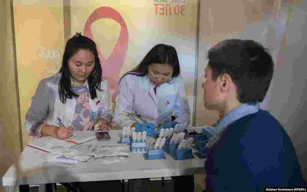 Көргөзмөнүн алкагында атайын бөлмөдө каалоочулар шилекейин тапшырып, ВИЧке текшерилсе болот.