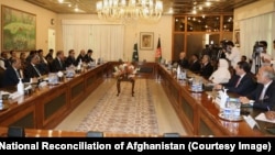 عبدالله عبدالله در سفرش به پاکستان با عمران خان و برخی دیگر از مقام‌های ارشید پاکستانی دیدار کرد.