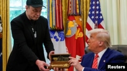 Маск получает от Трампа символический ключ от Белого дома, 30 мая 2025 года