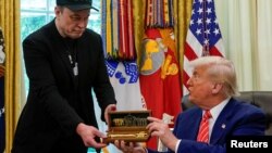 Дональд Трамп вручил Илону Маску символический ключ от Белого дома, Вашингтон, 30 мая 2025 года