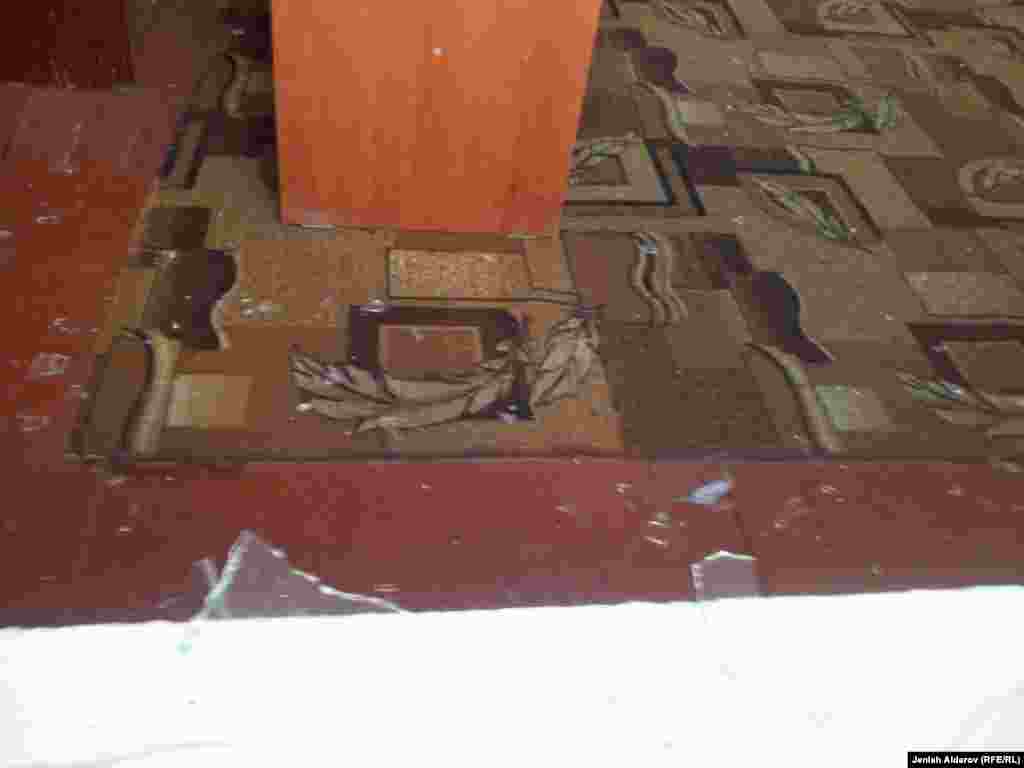 Мектеп айнектери сынганына жооп кылып кыргызстандыктар тажик айылындагы үйлөргө таш атышкан.&nbsp;