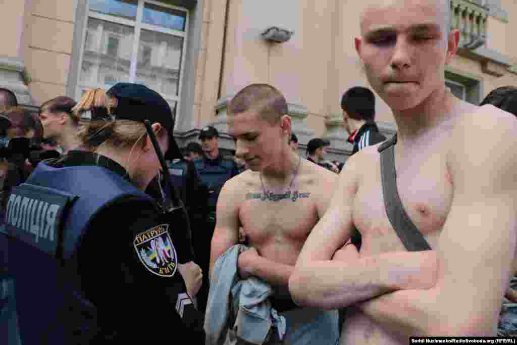 Однако у очередного &quot;Марша равенства&quot;, как и в прошлые годы, нашлись противники - преимущественно националистически настроенная молодежь.