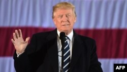 Дональд Трамп Луизиана штатындагы жолугушуу учурунда. 9-декабрь, 2016-жыл. 