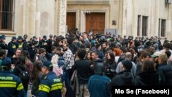 Акция у парламента. Facebook / Mo Se