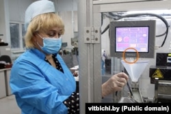 Панэль кіраваньня кампаніі Pro-face у цаху віцебскага радыёзавода «Маналіт» на фатаздымку апублікованым у лістападзе 2020 года падчыс наведваньня прадпрыемства тагачасным памошнікам Аляксандра Лукашэнкі па Віцебскай вобласьці Анатолем Ліневічам.