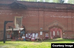 Лагерный набат у входа в "накопитель" на Ржевском полигоне. Фотография предоставлена уполномоченным по правам человека Ленинградской области Сергеем Шабановым