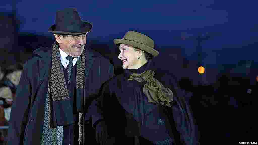 Камал театры каршында яңа сезон ачу тантанасы. Хәлим Җәләлов һәм Наилә Гәрәева.&nbsp;