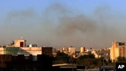 Իսրայելական հարվածներից հետո ծուխ է բարձրանում Սանայի օդանավակայանից, 26-ը դեկտեմբերի, 2024թ․