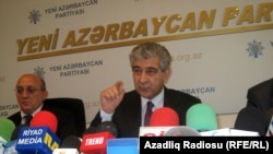 Заместитель председателя партии «Ени Азербайджан» Али Ахмедов на пресс-конференции в Баку. 13 октября 2010 г.