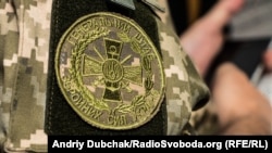 Водночас командування заявляє, що російські військові-строковики, які перебувають на Чернігівщині, готові скласти зброю і здатися в полон, по всій території України знаходять покинуту техніку