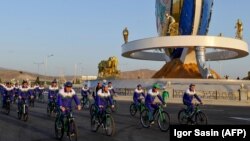 Türkmenistanda döwlet derejesinde geçirilýän köpçülikleýin welosipedli ýörişe gatnaşýan raýatlar (Arhiw suraty)