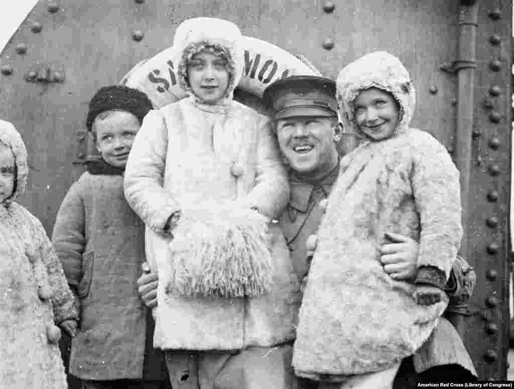 Солдат из Чикаго вместе с группой детей бежит из России на судне Красного Креста&nbsp;&nbsp;