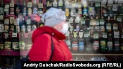 Влада у регіонах незабаром після вторгнення РФ в Україну заборонила продаж спиртного в умовах воєнного стану, але подекуди цю заборону вже скасовують