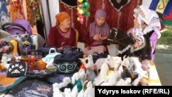 Элеттеги кол өнөрчүлөр. 