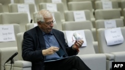 Очільник зовнішньої політики ЄС Жозеп Боррель одягає захисну маску, березень 2020 року