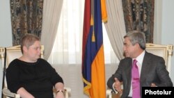 ԱՄՆ-ի փոխպետքարտուղարի տեղակալի օգնական Թին Քեյդենաուն եւ Հայաստանի նախագահ Սերժ Սարգսյանը: 13-ը սեպտեմբերի, 2010թ.