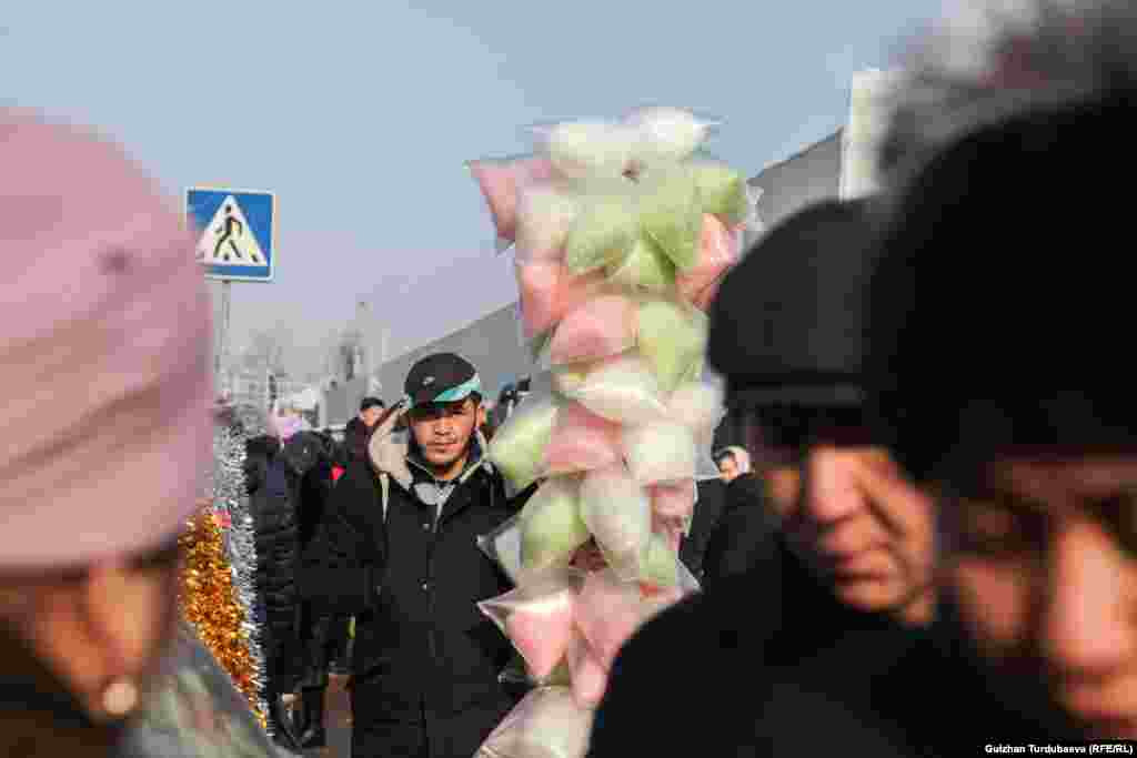 Балдар үчүн жаңы жылдык белектердин орточо баасы 1500 сом болду.&nbsp;